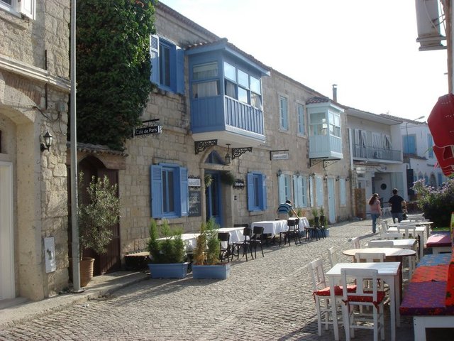 Oysa gitmişken İzmir'e Kordon'da gezmek ya da Güzelyalı sahilinde uzanıp sonrasında Çeşme ve Alaçatı'nın güzel plajlarını keşfetmek harika olacaktır.