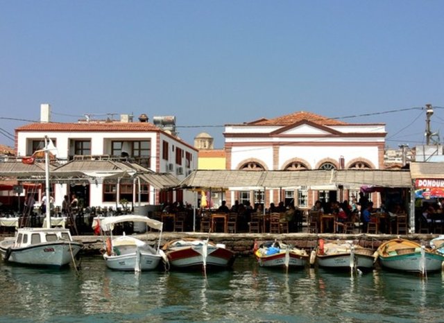 Balıkesir ilinin popüler tatil beldesi Ayvalık'tan Cunda Adası'na uzanan bu rotada butik otellerden şirin pansiyonlara konaklama için pek çok şirin seçenek bulabilir. Her noktada bir gün kalıp yorulmadan Kuzey Ege'nin tadını çıkarabilirsiniz.