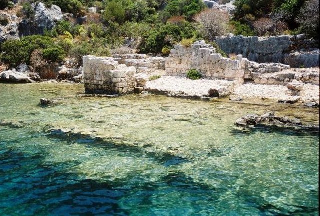 Marmaris-Kaş -  - Bu rotada Marmaris'ten kiralamış olduğunuz araçla yola çıkıp Turunç, Orhaniye, Sedir Adası, Akyaka ve Datça'yı görebilirsiniz. Köyceğiz Gölü, Dalyan ve İztuzu'nu ve vaktiniz varsa başka pek çok noktayı ziyaret edip keşfedebilirsiniz.