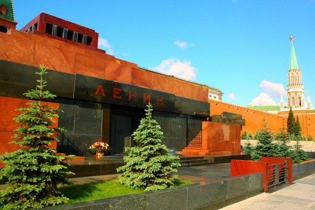 24 saat askerler tarafından koruma altında olan anıt mezarındaki Kızıl Devrim'in babasına halen saygılarınızı sunmak için uğrayabilirsiniz.