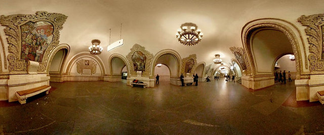 Metronun inşasında yer alan sanatçılar "parlak bir gelecek algısını somutlaştıran" tasarım yaratmaları konusunda yönlendirilirken,  öylesine güzel  bir metro inşa edilmiş ki, Moskova Metrosu gerçekten şehrin görülmeye değer yerlerinden biri olmuş.