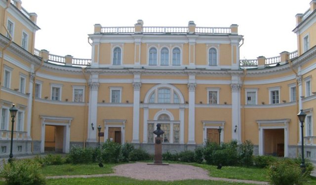 Müze sahip olduğu eser sayısıyla gösterişine gösteriş katmak için kalıcı sergilerini düzenli olarak çeşitlendirmektedir.