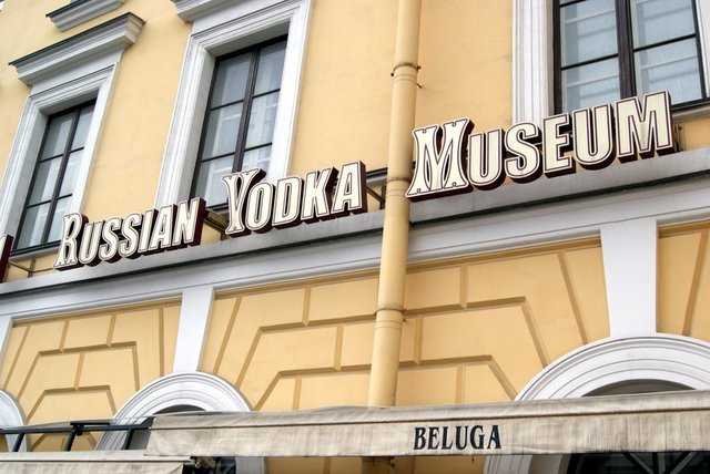 Müze, özellikle 1917 devrimi ve II. Dünya Savaşı'na odaklı şekilde Votka'nın tarihini sergilemektedir. Müzenin en güzel bölümü, restoranında pek çok Votka çeşidini deneme imkanı olmanızdır.
