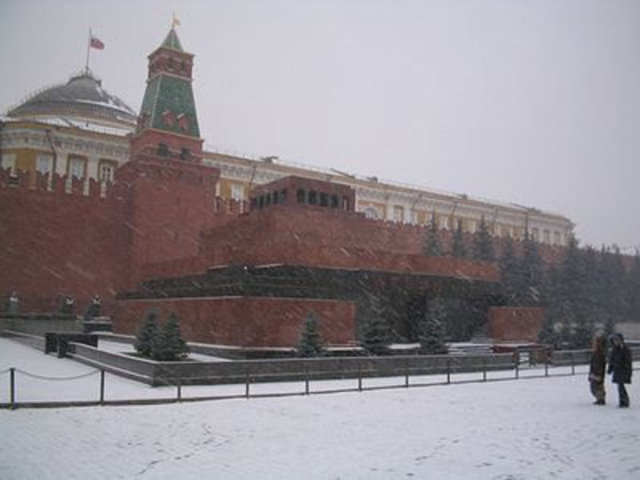 Lenin'in balmumuyla kaplanmış bedenini görmek alelacele bir deneyim olsa bile – Rus askerler ziyaretçileri o kadar hızlı gönderiyorlar ki rahat rahat bakmanıza imkan yok ancak birinciliği hak ediyor.