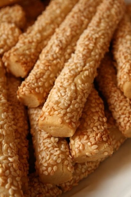 Vücudunun tam anlamıyla çalışabilmesi için sodyuma ve glikoza ihtiyacı var. -  - Dolayısıyla hücrelerin işleyişi ağırlaştığı zaman yorgunluk hissi belirir ve işleyişi hızlandırmak için ister istemez tuzlu krakerler aramaya başlarız.