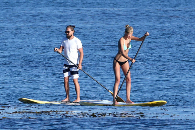 Ünlü oyuncu Leonardo DiCaprio ve sevgilisi Toni Garrn Malibu'da 'paddle' yaparken objektiflere takıldılar.