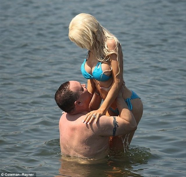 Kumsalda da romantik dakikalara devam eden Hutchison, Courtney'nin ellerini öptü.