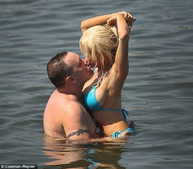 Oyuncu olan Doug Hutchison'dan 9 ay önce boşanan 19 yaşındaki Courtney ayrılığa fazla dayanamadı.