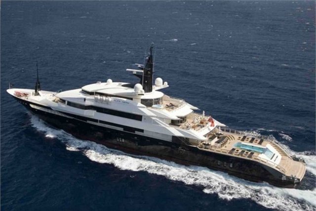 Aşırı lüks yat ve jetlere sahip olmak -  - Milyarder Roman Abramovich 2 helikopter pisti, 11 misafir kabini, 2 yüzme havuzu, 1 akvaryumu ve denizaltı olan 1 milyar dolarlık bir yata sahip.