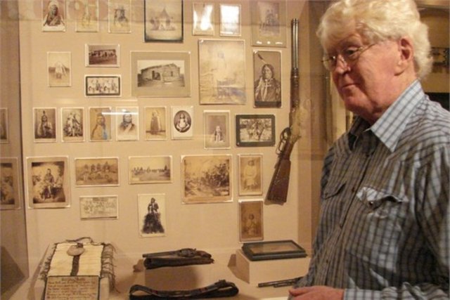 Müzeye veya şehre sahip olmak -  - William Bill Coach kendi vahşi batı müzesini kurmak için kendi şehrini inşa ediyor.