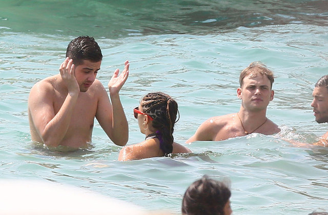 Annesinin 56. doğum günü kutlamaları için ailecek Cannes'a giden Leon'un peşini gazeteciler bir an olsun bırakmıyor.