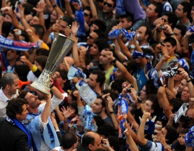 Ve dünya tarihinde bir ilk! Porto Teknik Direktörü Andre Villas Boas 15 milyon Euro serbest kalma bedeli ile Chelsea'ye gönderildi.