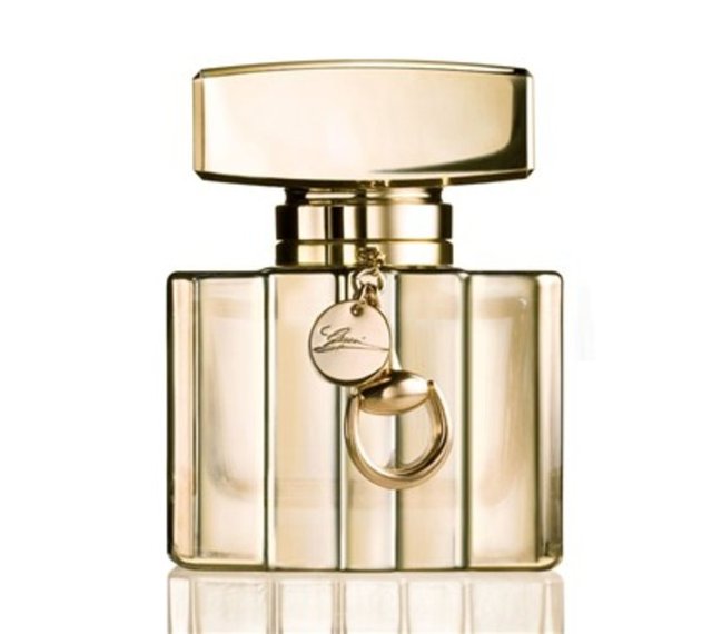 Gucci by Gucci nefis bir parfüm. Ve üst notalarındaki bergamot & böğürtlen, orta notalarındaki portakal çiçeği, alt notalarındaki paçuli & sandal ağacı bu parfümü özel kılan formülün açılımı niteliğinde. Fiyatı ise 396 TL.