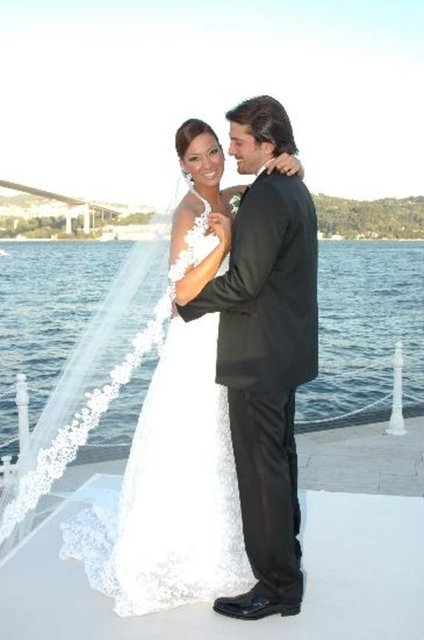 Geçen yıl eşi Tuba Çıkrıkçı ile boşanmak üzere mahkemelik olan basketbolcunun, mahkeme sürecinde tanıştığı Peray Özdil'le görüşmeye başladığı, bu beraberlikten bir de kızı olduğu öne sürüldü.