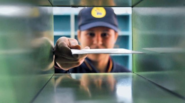 Postacı: Elektronik posta kullanımının artmasıyla postacıların mesleği tehlike altına girdi. Postacı sayısında 2022'ye kadar yüzde 28 düşüş bekleniyor.