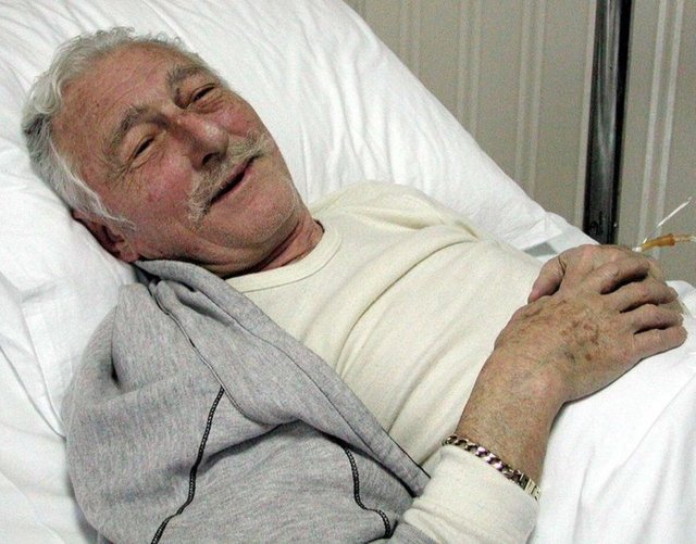 Beşiktaş Kulübü Onursal Başkanı Süleyman Seba, tedavi gördüğü hastanede hayatını kaybetti. Ölüm haberinin ardından futbol camiasından birçok isim hastaneye akın etti.