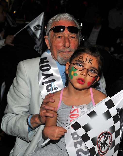 Anadolu Beşiktaşlılar Derneği'nin, şampiyonluk kutlamasından bir kare... -  - 11/06/2009