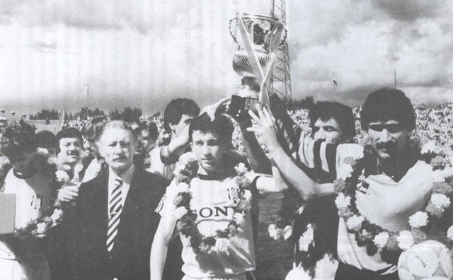 Dönemin teknik direktörü Milne yönetimindeki Beşiktaş, ilk iki sezonunda ligi 2. bitirmişti. Ligde şampiyonluğun gelmemesi nedeniyle Milne üstünde baskı oluşsa da başkan Süleyman Seba devam kararı almıştı. Üç sezon üst üste lig şampiyonluğu kazanılmıştı.