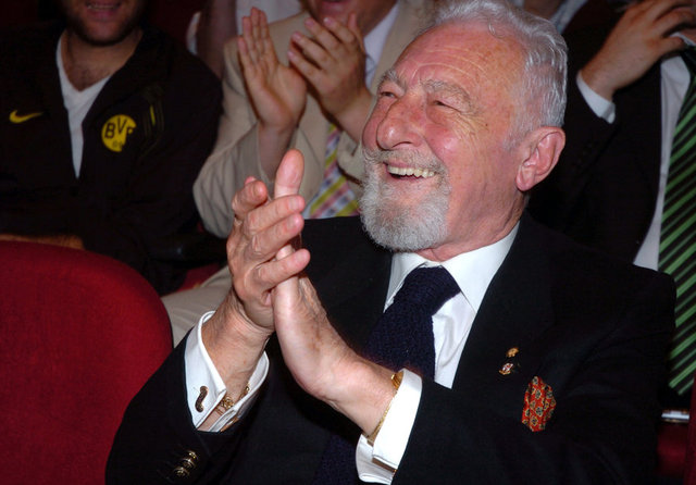 Süleyman Seba, Trakya Üniversitesi Beşiktaşlılar Topluluğu'nun düzenlediği Geleceğe Bakış Toplantısı'na katıldığında böyle görüntülenmişti. -  - 22/05/2007