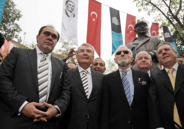 Beşiktaş'taki Vişnezade Parkı'nda yapılan Süleyman Seba heykeli törenle açılmıştı. -  - 18/10/2008