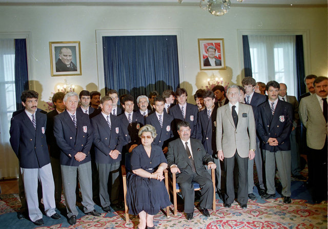 Dönemin Cumhurbaşkanı Turgut Özal, eşi Semra Özal ile Lig ve Kupa şampiyonu Beşiktaşlı futbolcuları kabul ederken... - 30/05/1990