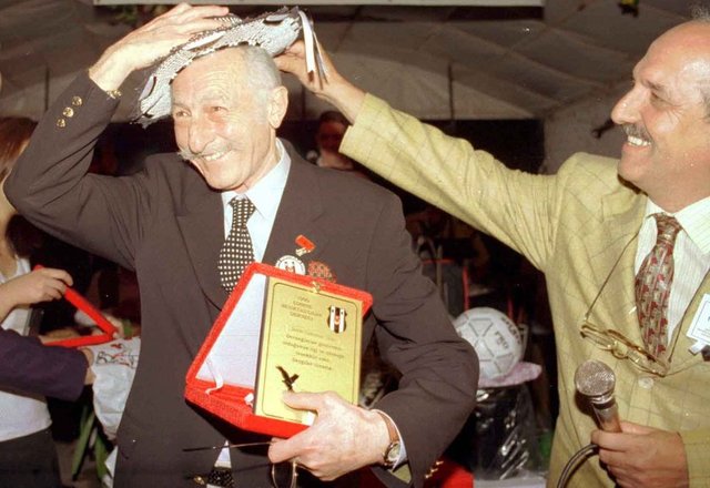 Beşiktaş Başkanı Süleyman Seba, Edirne Beşiktaşlılar Derneğı'nin düzenlediği geceye katılmıştı. Seba, kendisine hediye edilen siyah-beyaz renkleri taşıyan el işi şapkayı takarken... - 05/06/1999