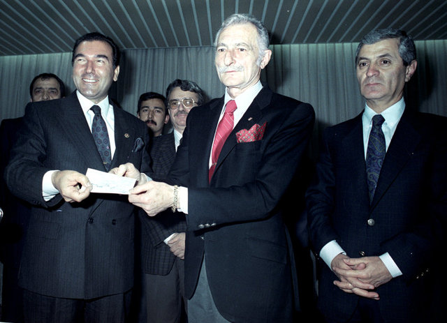 Dönemin Spordan Sorumlu Devlet Bakanı İsmet Özarslan, Federasyon Kupası şampiyonu olarak Spor Toto'dan 50 milyon lira kazanan Beşiktaş'ın ödülünü Başkan Süleyman Seba'ya verirken... 10/05/1990