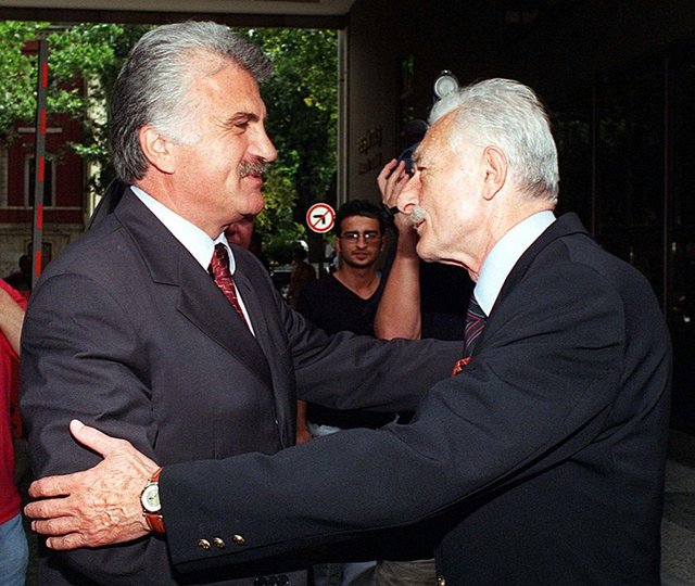 Dönemin Devlet Bakanı Fikret Ünlü, Beşiktaş Kulübü'nü ziyaretinde Başkan Süleyman Seba ile görüşmüştü. 12/07/1999