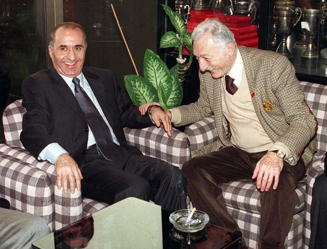 Dönemin TBMM eski Başkanı ve Cumhurbaşkanı Danışmanı Hikmet Çetin, Akaretler'deki kulüp binasına gelerek Beşiktaş Başkanı Süleyman Seba'yı ziyaret ederken... -  - 16/02/2000