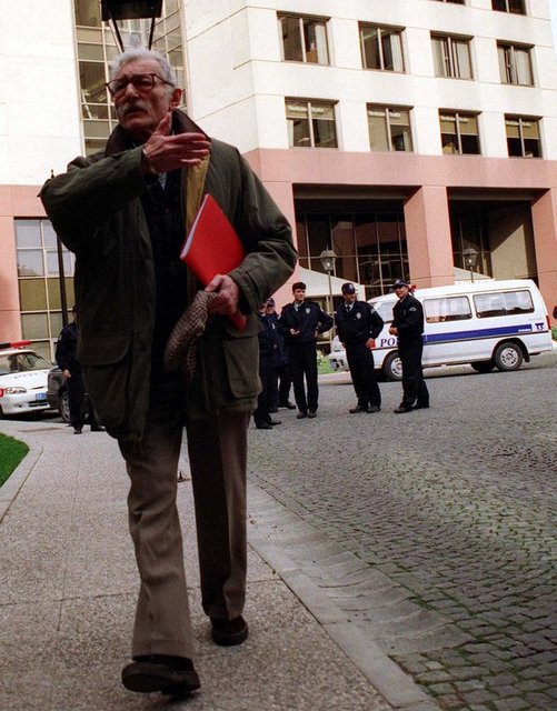 Beşiktaş Başkanı Süleyman Seba, Akaretler'deki kulüp binasına geldiğinde böyle görüntülenmişti... 16/12/1999