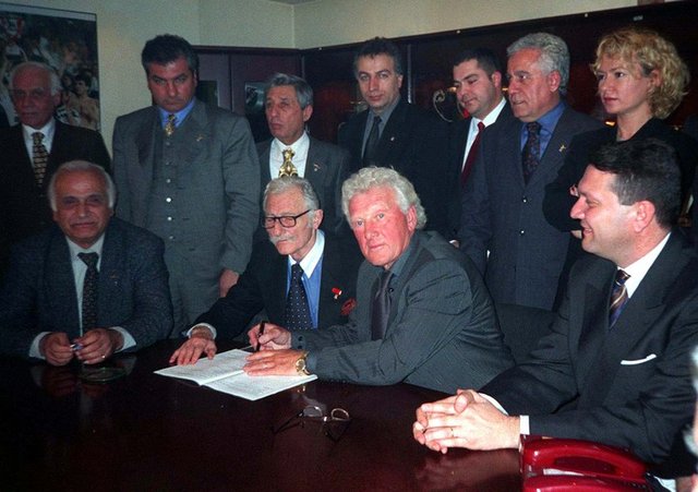 Beşiktaş, prensip anlaşmasına vardığı ünlü Alman Teknik Direktör Karl Heinz Feldkamp ile 1.5 yıllık sözleşme imzalarken... 15/03/1999
