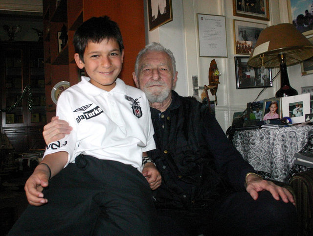 Beşiktaş'taki Vişnezade Parkı'nda yapılan Süleyman Seba heykeli törenle açılmıştı. -  - 18/10/2008