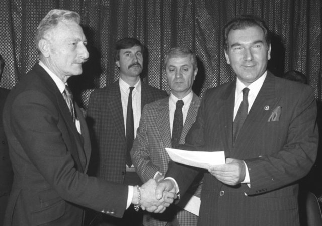 Dönemin Devlet Bakanı İsmet Özarslan, Spor Toto Teşkilat Müdürlüğü tarafından düzenlenen Ayın Başarılı Takımları ödül dağıtım töreninde, Beşiktaş takımının ödülünü, Başkan Süleyman Seba'ya verirken... 17/01/1990