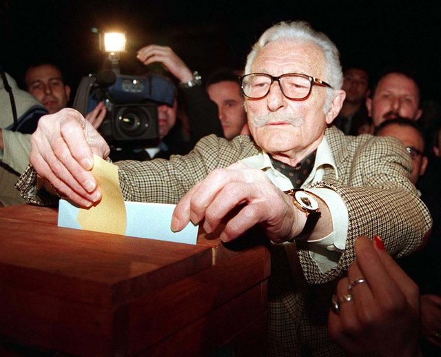 Beşiktaş Kulübü Olağan Genel Kurul Toplantısı, Akatlar Spor Kompleksi'nde yapılmıştı. Beşiktaş Onursal Başkanı Süleyman Seba oyunu böyle kullanmıştı... -  - 26/03/2000