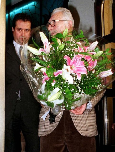 Beşiktaş Başkanlığı'na seçilen Serdar Bilgili, eski Başkan Süleyman Seba'yı çiçeklerle uğurlarken... -  - 29/03/2000