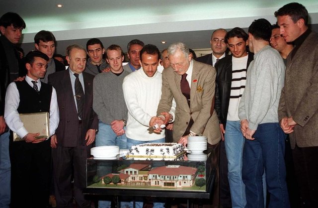 Beşiktaşlı futbolcular, görevi bırakacağını açıklayan Başkan Süleyman Seba'yı ziyaret etmişti... - 15/02/2000