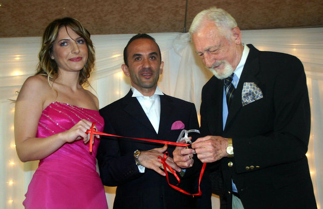 Beşiktaşlı eski futbolculardan Mehmet Özdilek, İnci Alkım ile nişanlandığında çiftin yüzüklerini Süleyman Seba takmıştı... -  - 07/05/2005