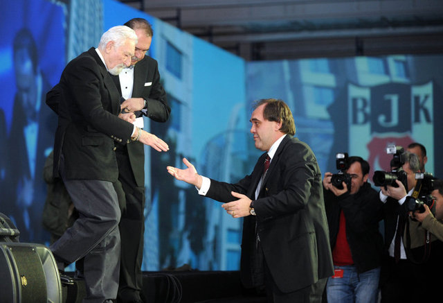 Süleyman Seba'nın bir okul bahçesinde yapımı tamamlanan büstü, törenle açılırken... -  - 07/06/2009