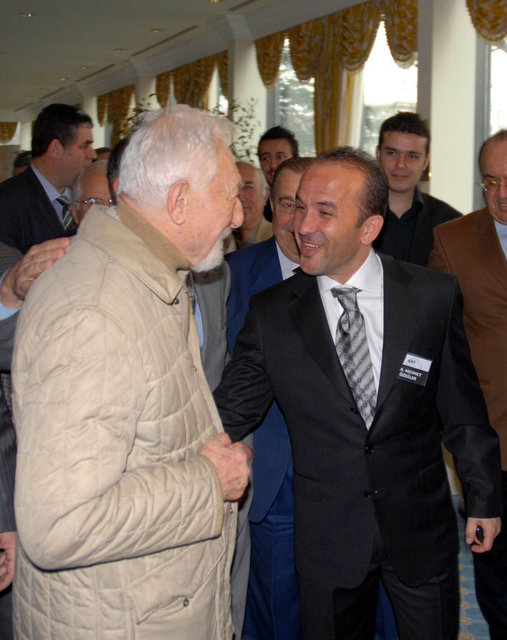 Beşiktaş Divan Kurulu Başkanlık seçiminde Süleyman Seba ile Mehmet Özdilek sohbet ederken... -  - 03/03/2007