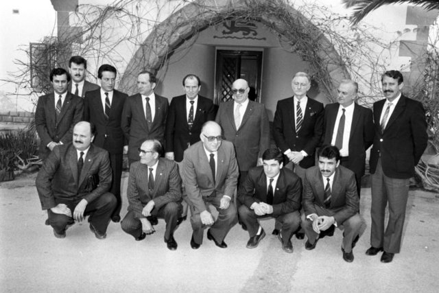 Dönemin KKTC Cumhurbaşkanı Rauf Denktaş, adada kamp yapan Beşiktaş'ın Başkanı Süleyman Seba ve beraberindekileri kabul ederken... 13/01/1989