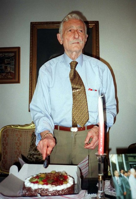 Beşiktaş Kulübü'nde 16 yıl başkanlık yaptıktan sonra görevi bırakan Süleyman Seba, 74. doğum gününü evinde kutlarken... -  - 05/04/2000