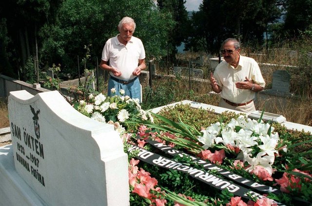 Beşiktaş Kulübü'nün eski yöneticilerinden Şan Ökten, Nakkaştepe'deki mezarı başında anılırken... -  - 24/07/2001