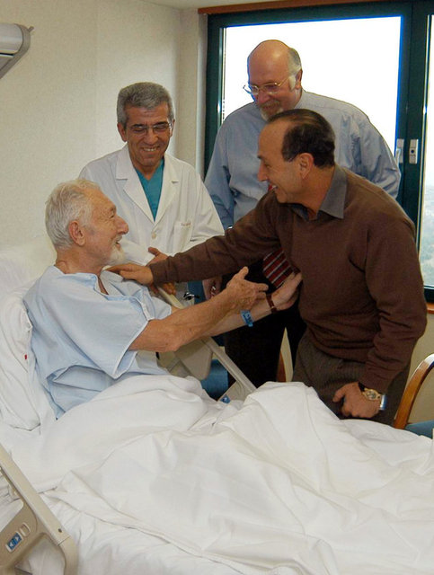 Anjiyo olan Beşiktaş Onursal Başkanı Süleyman Seba'yı eski yönetici İhsan Kalkavan yalnız bırakmamıştı. -  - 21/12/2004