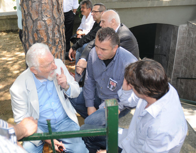 Vefat eden Beşiktaşlı eski yönetici Recai Uğurluoğlu'nun cenazesine katılan Süleyman Seba eski futbolcular Gökhan ve Metin ile sohbet ederken... -  - 11/06/2009