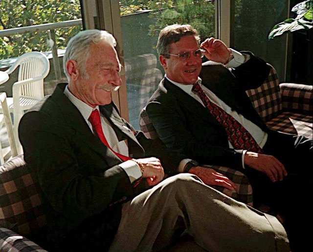 Beşiktaş Başkanı Süleyman Seba ile Fenerbahçe Başkanı Aziz Yıldırım Beşiktaş Kulüp Binası'nda bir araya gelmişti... 06/10/1998