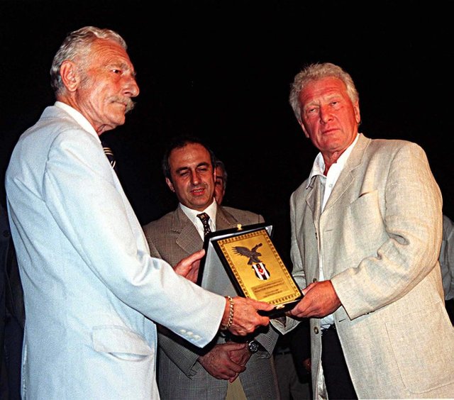 Beşiktaş Yönetım Kurulu, eski Teknik Direktor Karl Heinz Feldkamp'a veda yemeğı vermişti... 12/08/1999