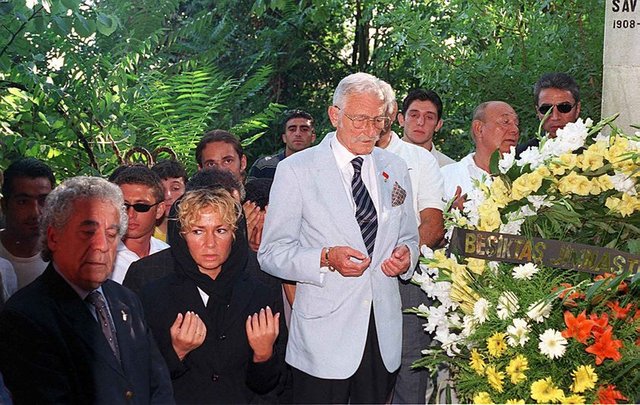 1999-2000 sezonunun açılışını yapan Beşiktaş'ta, siyah beyazlı yöneticiler ve futbolcular Şeyh Yahya Efendi Mezarlığı'ndaki Beşiktaşlı eski futbolculardan Şeref'in kabrini ziyaret ederken... 19/07/1999