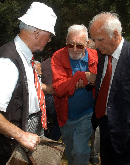 Beşiktaş Jimnastik Kulübü'nün kurucularından ve eski başkanlarından Ahmet Fetgeri Aseni, mezarı basında anılırken... -  - 19/05/2007
