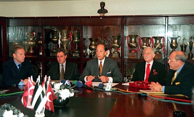 20 Mayıs'ta yapılacak futbol maçlarının naklen yayınıyla ilgili ihaleden önce biraraya gelen Galatasaray Başkanı Faruk Süren, Beşiktaş Başkanı Süleyman Seba ve Fenerbahçe Başkanı Aziz Yıldırım , havuz sısteminde yer almayacaklarını söylemişti. - 17/05/1999