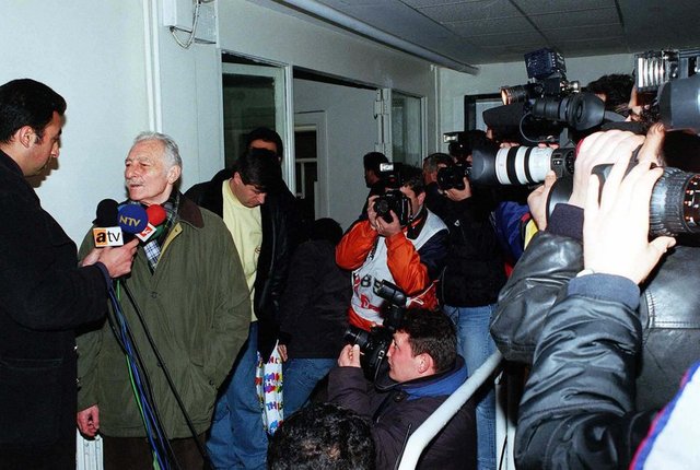 Beşiktaş Başkanı Süleyman Seba, soyunma odasından çıkışında yaptığı açıklamada, "Futbolcularım bu maçta beni yanlarında görmek istemişlerdi. Ben de onları kırmadım ve soyunma odasında onlara başarılar diledim" demişti. -  - 03/03/2000